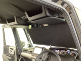 サンシェード内臓大型ルーフコンソールをオプション装備しています。停車時に使える日差しカットのサンシェードと、ティッシュ取り出し口がつくなど多様な収納ボックスがセットになった便利なルーフコンソールです。