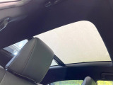 【大型サンルーフ】車内の解放感が一気に上がる大型のパノラマルーフ!季節を問わず開放的で快適なドライブをお楽しみいただけます。流通量も少なく希少価値の高い人気の装備です♪