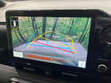【バックカメラ】駐車時に後方がリアルタイム映像で確認できます。大型商業施設や立体駐車場での駐車時や、夜間のバック時に大活躍!運転スキルに関わらず、今や必須となった装備のひとつです!