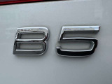 B5モデルはエンジンスタートが非常に静か。かつ発進時にもスターターモーターによるアシストがかかり滑らかで力強い走り心地です。プレミアムモデルにより相応しい仕上がりとなりました。