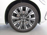 Ultra専用19インチアルミホイールを装備。