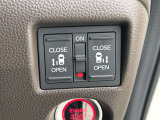 リアドアは乗り降りに便利な電動スライドドアです。また運転席に座っていながらスイッチ操作で自在にスライドドアを開け閉めできます。