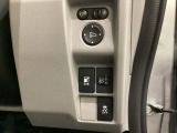ハンドルの右側にはヘットライトリベライザーとVSA(ABS+TCS+横滑り抑制)の解除スイッチがついています。ヘッドライトリベライザーは道路状況や積荷の加重に応じてライトの高さを調節できます。