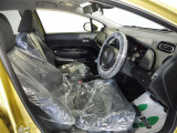 前席は運転しやすい視点、長距離を走っても疲れにくいポジショニングになっています
