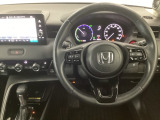 【ハンドル】運転にかかわる様々な操作を安全に行えるように視点移動が少なく操作性に配慮されたスイッチ類が凝縮されたコックピットです。