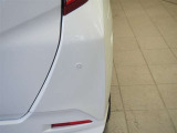 コーナーセンサーを車の前後に装備。障害物までの距離に応じて警告音を変えてお知らせ。縦列駐車時や駐車場・車庫などでの取り回しをサポートします。詳細は販売店スタッフまでおたずねください。