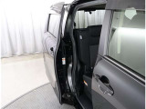 両側パワースライドドア付きだから、狭い駐車スペースなどでの 乗り降りラクラク!小さなお子さまのいるご家庭には嬉しい装備。