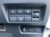 運転席のハンドル右奥側にまとめられたスイッチ群。一目で分かりやすく操作しやすいです。