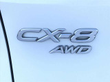 【AWD】前輪と後輪すべてに駆動力を配分し、悪路や滑りやすい路面でも安定した走行を可能にするシステムです。