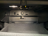 グローブボックス内にETC車載器を搭載しております。
