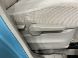 シートハイトアジャスターが付いているので運転姿勢を調整するのに便利ですね。身長に合ったシートポジションは安全運転や疲労軽減にもつながります。