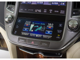 使いやすさや安全性を追求したステアリング周り!高級車ゆえにスイッチ類が多いのも特徴ですね!考え尽くされた配置ですぐに使いこなす事が出来ますのでご安心下さい!是非、体感してみて下さい!!