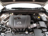 24Vマイルドハイブリッドで爽快な走りを実現する「e-SKYACTIV-G 2.0」。高効率エンジンと電動化技術の組み合わせにより、燃費性能とアイドリングストップ機能をさらに向上させました。