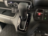 CVT車のセレクトレバーです。低速から高速まで、変速ショックのないスムーズな走りと、エンジン効率のよい領域を維持して燃費にも貢献します。サイドブレーキはスイッチ操作の電子制御パーキングブレーキです。