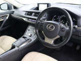 本革巻き3本スポークステアリングや運転する楽しさを高めるパドルシフトが採用されたスポーティなインテリアです。