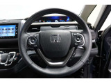 運転中もハンドルでの操作が可能です。特に高速道路等の目が離せない運転時には、便利さだけでなく、安全性も兼ね備えております。
