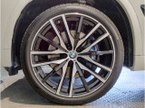 【BMWアロイホイル】軽量かつ強度に拘ったアロイホイル。走行性能ポテンシャルを引き出す設計。車の足元を引き締めてくれる大きなポイントはアロイホイルです。