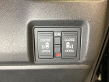 リアドアは乗り降りに便利な両側電動スライドドアです。また運転席に座っていながらスイッチ操作で自在にスライドドアを開け閉めできます。