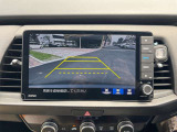 【バックカメラ】後退時に車両後方の映像をモニターに映す機能。目視できない死角を確認でき、衝突事故を防ぎます。駐車が苦手な方だけでなく全てのドライバーに必須の安全装備です。