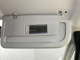 【運転席サンバイザー】鏡が付いているのでメイク直しなどにも便利★
