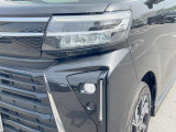 【LEDヘッドライト】悪天候や夜間走行時も良好な視界を確保し安心して運転できる高輝度LEDヘッドライトを装備!点灯速度が早く、消費電力も抑えられています。