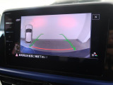 ギアをリバースに入れると車両後方の映像を映し出します。画面にはガイドラインが表示され、車庫入れや縦列駐車などの際に安全確認をサポートします。