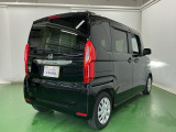 プライバシーガラスが装備されています。外を見るときには気にならずに、後方車両からは車内が見えにくくなってます