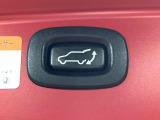 【パワーバックドア】スマートキーや運転席のボタンを押すだけでリアゲートが自動で開閉します!荷物を持っている時や、高い位置にあるバックドアを閉める際に便利な機能です♪