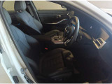 基本プラン電動シート(メモリー機能付き)ドライバーのシートポジションを記憶させることが出来ます。お二人で交代しながら長距離を運転される際など、交代の度にシートポジションを確認する必要が御座いません。