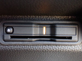 ■【ETC車載器】が装備されています。セットアップをしてお渡しとなり、ETCカードを差し込むだけで高速道路の利用が可能です。