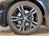 【BMWアロイホイル】軽量かつ強度に拘ったアロイホイル。走行性能ポテンシャルを引き出す設計。車の足元を引き締めてくれる大きなポイントはアロイホイルです。