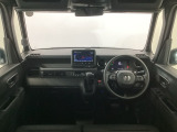 【前方視界】開放的な前方視界!運転がしやすく疲れにくいです♪窓が大きく、見通しがとっても良いおクルマですよ♪
