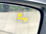 【ブラインドスポットモニタリング】走行中、ドアミラーの死角になりやすい箇所に後続車が接近するとサイドミラー付近に警告を表示、ドライバーに注意喚起をしてくれます。