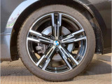 【BMWアロイホイル】軽量かつ強度に拘ったアロイホイル。走行性能ポテンシャルを引き出す設計。車の足元を引き締めてくれる大きなポイントはアロイホイルです。