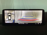 【360&deg;ビュー・モニター】駐車場や見通しの悪い交差点、狭い道のすれ違いなどドライバーからは見えない「死角」をなるべく見えるようにすることで、安心・安全・快適な運転をサポートします。