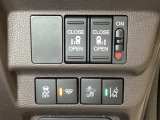 両側電動スライドドアは運転席から操作ができるよう、操作スイッチが付いています。Hondaセンシング用のVSA(ABS+TCS+横滑り抑制)解除と路外逸脱抑制機能のオンオフスイッチなどがあります。