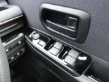 パワーウインドウスイッチ★電動格納機能付きで運転席からドアミラーの角度が調整可能です。電動格納機能付きです♪
