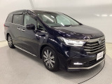狭い駐車場でも、スライドドアならチャイルドシートへのお子さまの乗降や荷物の積載もスムーズ。とても便利な【両側電動スライドドア】ドアハンドを少し引くだけでリアドアが自動開閉します。