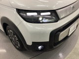 【LEDヘッドライト】が装備されています。夜間走行時や雨の日に明るく安全に前方を照らすことが出来ます。対向車からも見えやすいので相手に接近を知らせることも出来ます。