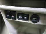 Type-A/Type-Cの電源ソケットもあるので、電子機器の充電も出来て便利です。