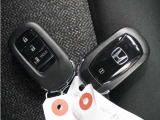◆スマートキー◆カギをバッグやポケットに入れたままでもドアロックの開閉ができる『スマートキー』付き!雨天や暗くなってもカギを取り出す必要がなくドアの開錠&エンジンも始動できます