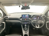 【前方視界】開放的な前方視界!運転がしやすく疲れにくいです♪窓が大きく、見通しがとっても良いおクルマですよ♪