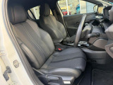 シートはファブリック&テップレザー仕様です。ホールド感のあるフロントシートは長時間の運転でも疲労感を感じさせず、腰への負担も軽減させます。