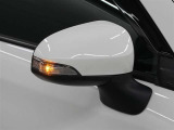 サイドターンランプ付きドアミラー。車両のドレスアップと右左折時の被視認性を兼ね備えたお洒落なミラーです。