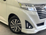 【LEDヘッドライト】悪天候や夜間走行時も良好な視界を確保し安心して運転できる高輝度LEDヘッドライトを装備!点灯速度が早く、消費電力も抑えられています。