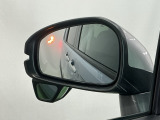ブラインドスポットインフォメーションは走行中、斜め後ろに車両を感知すると、ドアミラー上のマークを点灯してお知らせします