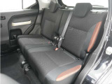 家族やご友人とBBQに行くとき、楽しさは道中の車内から始まっています!このベンチシートに座って、みんなで和気あいあい盛り上がりましょう!