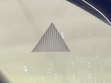 【後方車輛検知】走行中、ドアミラーの死角になりやすい箇所に後続車が接近するとサイドミラー付近に警告を表示、ドライバーに注意喚起をしてくれます。