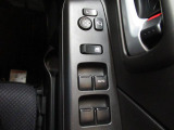 パワーウィンドウのスイッチですよ。 運転席に居ながら窓を開け閉めのコントロールできますよ。