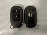 スマートキーを装備しています。鍵を差し込むことなくドアロックの開け閉めと、スタートボタン操作でのエンジンスタートができます。スペアキーも同じものを用意しております。